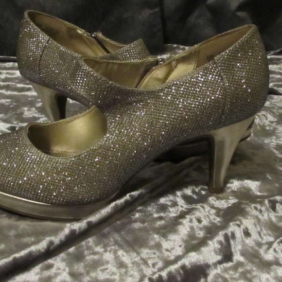 Bandolino Melizza Gold Heels Size 8M $25 - Picture 8 of 11